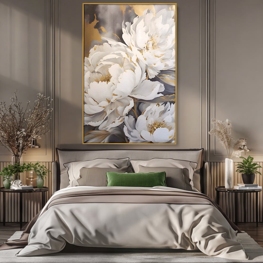 Tablou canvas cu pictura cu bujori albi si accente aurii, in rama de aluminiu auriu, pe perete intr-un dormitor