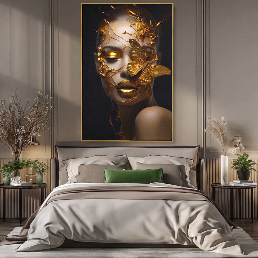 Tablou canvas cu portret feminin cu fluture auriu, in rama de aluminiu auriu, pe perete intr-un dormitor