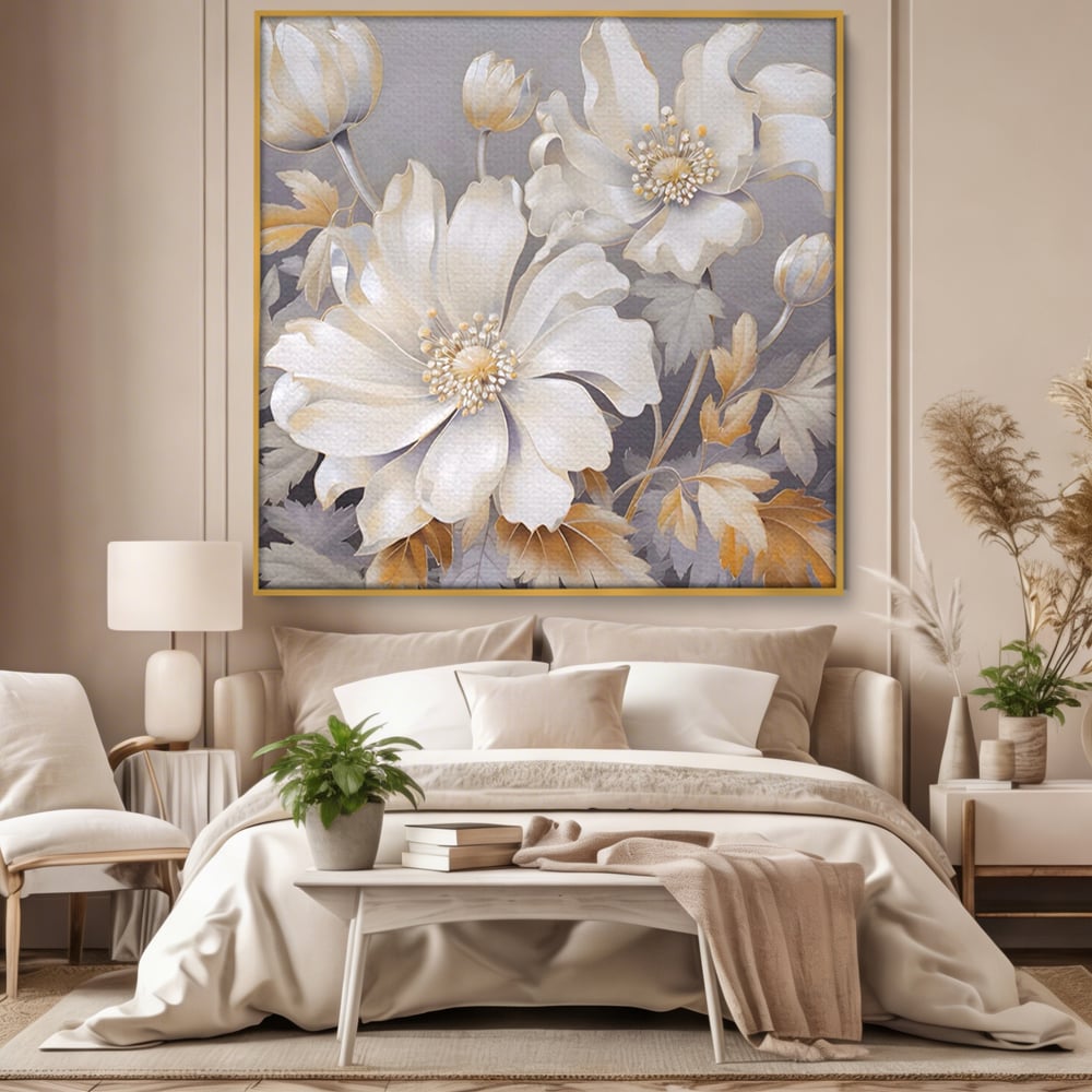 Tablou canvas cu tablou patrat cu flori albe, in rama de aluminiu auriu, pe perete intr-un dormitor