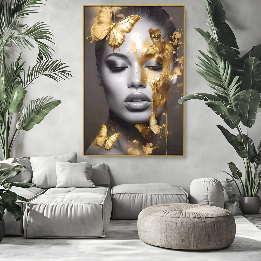 Tablou canvas cu tablou canvas cu portret de femeie si fluturi aurii, in rama de aluminiu auriu, pe perete intr-un living