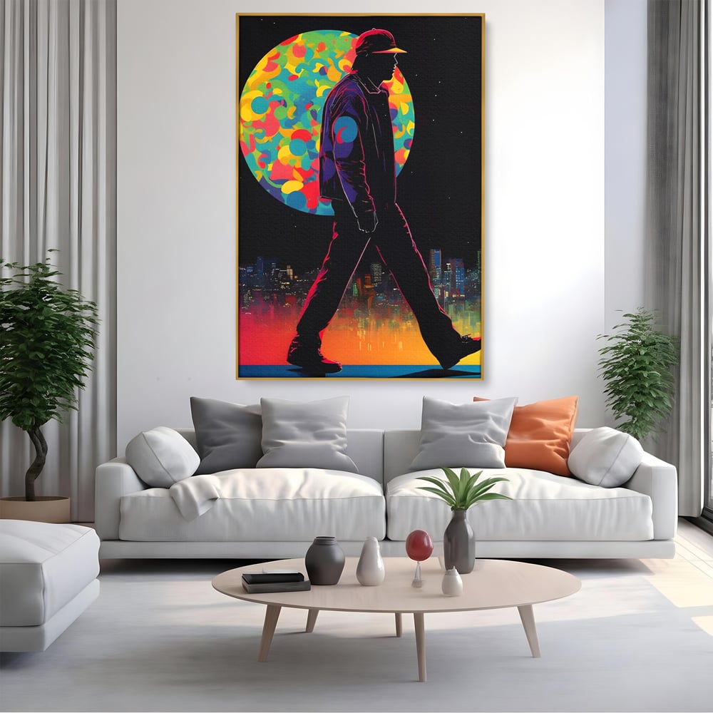 Tablou canvas cu tablou vertical cu silueta de barbat si oras, in rama de aluminiu auriu, pe perete intr-un living