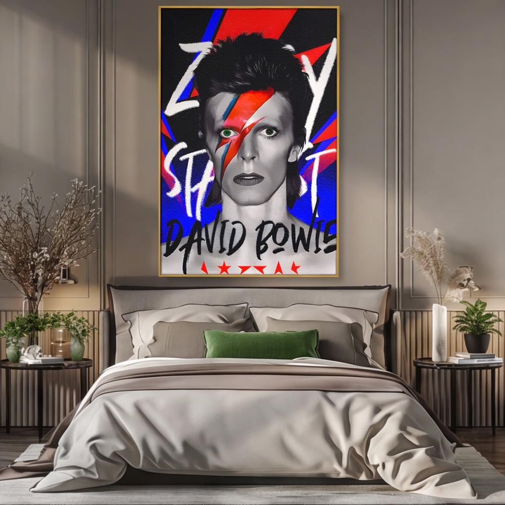Tablou canvas cu tablou canvas cu portretul lui david bowie, in rama de aluminiu auriu, pe perete intr-un dormitor
