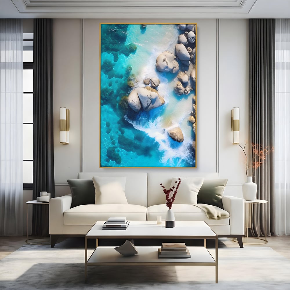 Tablou canvas cu tablou canvas cu stanci in apa turcoaz, in rama de aluminiu auriu, pe perete intr-un living