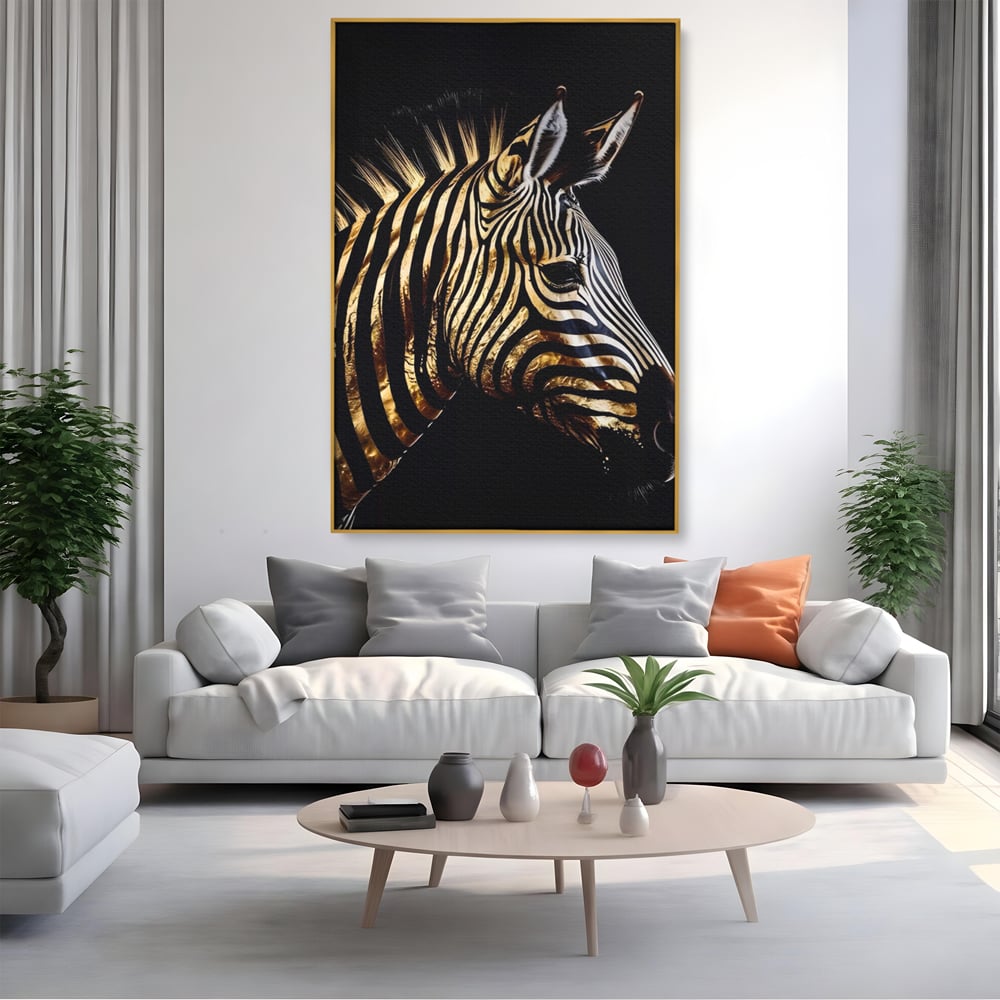Tablou canvas cu tablou canvas cu cap de zebra aurie, in rama de aluminiu auriu, pe perete intr-un living