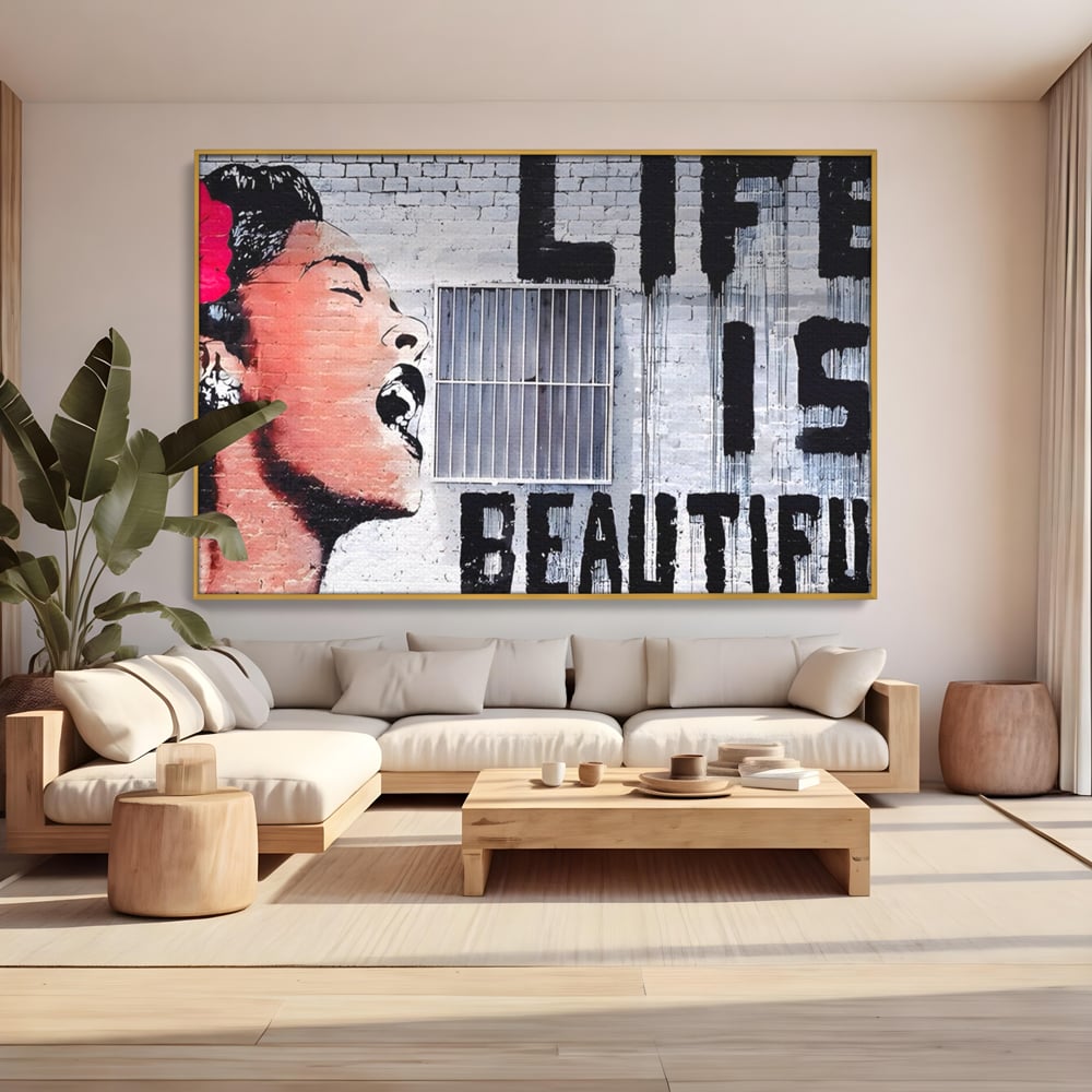 Tablou canvas cu tablou canvas cu femeie si graffiti, in rama de aluminiu auriu, pe perete intr-un living