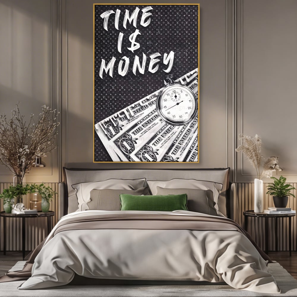 Tablou canvas cu tablou motivational cu bani si ceas, in rama de aluminiu auriu, pe perete intr-un dormitor