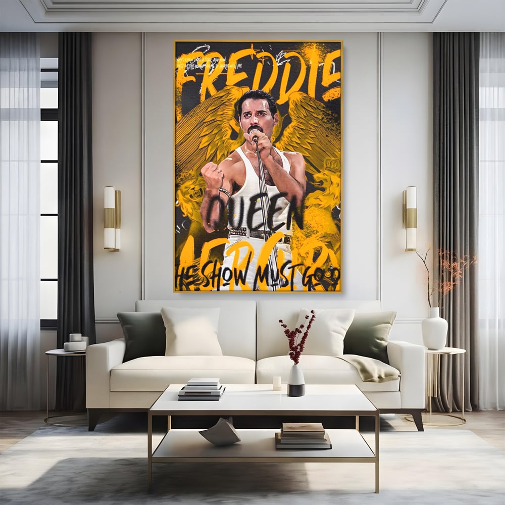Tablou canvas cu tablou canvas cu freddie mercury, in rama de aluminiu auriu, pe perete intr-un living