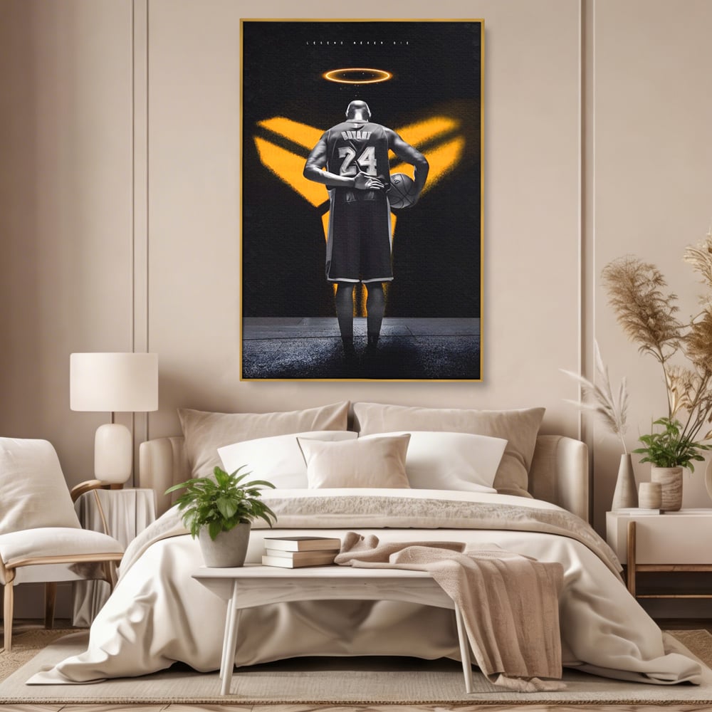 Tablou canvas cu tablou canvas cu baschetbalistul kobe bryant, in rama de aluminiu auriu, pe perete intr-un dormitor