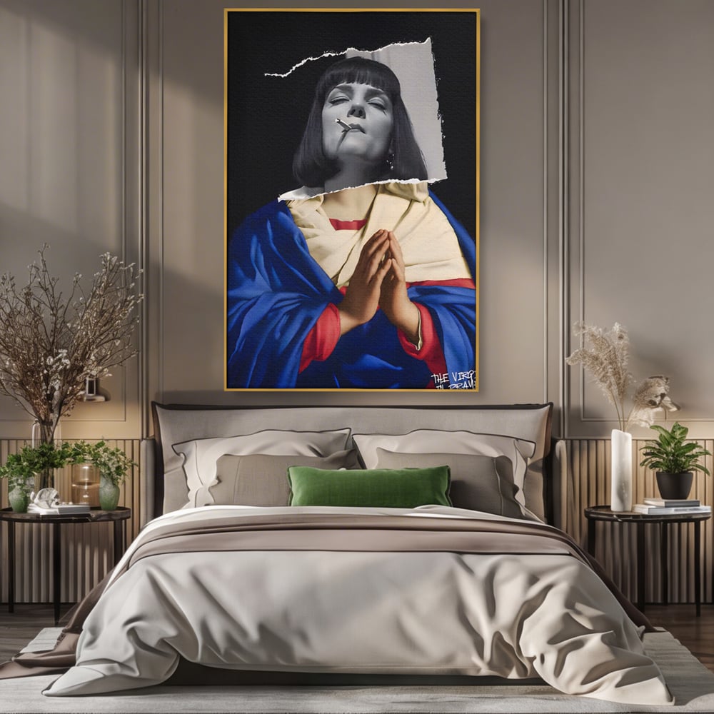 Tablou canvas cu tablou canvas cu colaj suprarealist, in rama de aluminiu auriu, pe perete intr-un dormitor