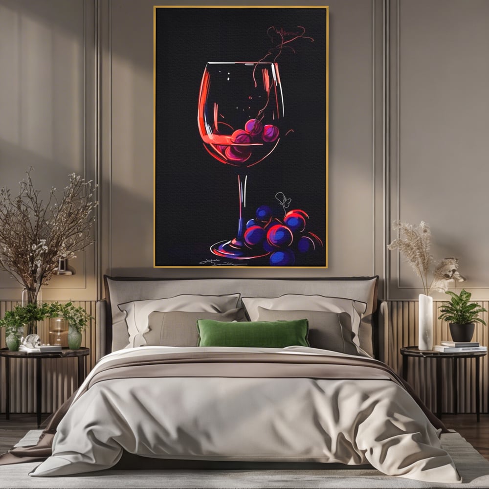 Tablou canvas cu tablou canvas cu pahar de vin si struguri, in rama de aluminiu auriu, pe perete intr-un dormitor