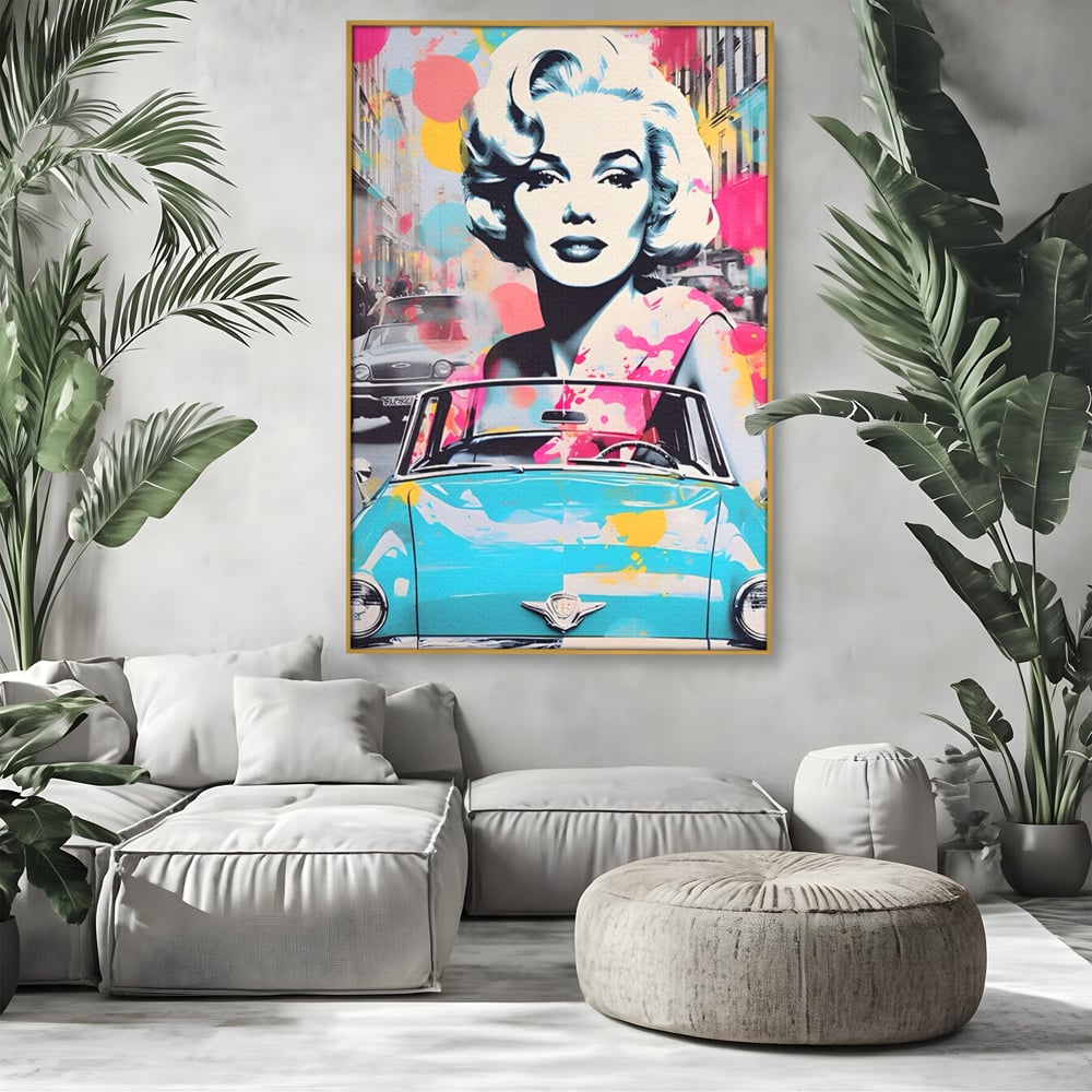 Tablou canvas cu tablou canvas cu marilyn monroe si masina, in rama de aluminiu auriu, pe perete intr-un living