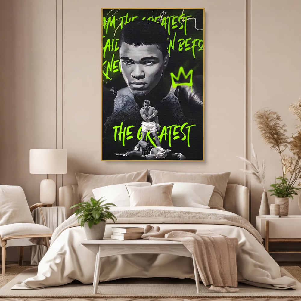 Tablou canvas cu tablou canvas cu portretul lui muhammad ali, in rama de aluminiu auriu, pe perete intr-un dormitor