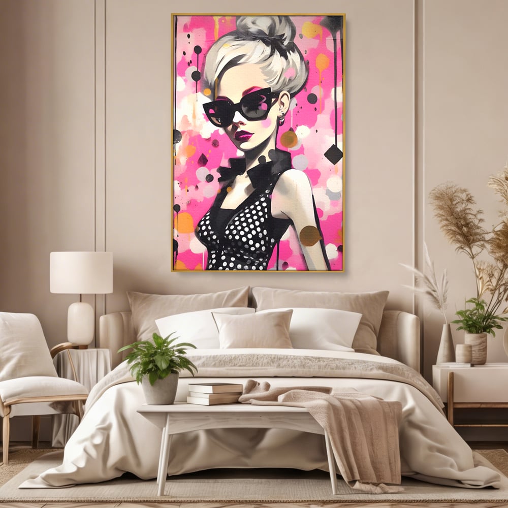Tablou canvas cu tablou canvas cu femeie stilizata, in rama de aluminiu auriu, pe perete intr-un dormitor