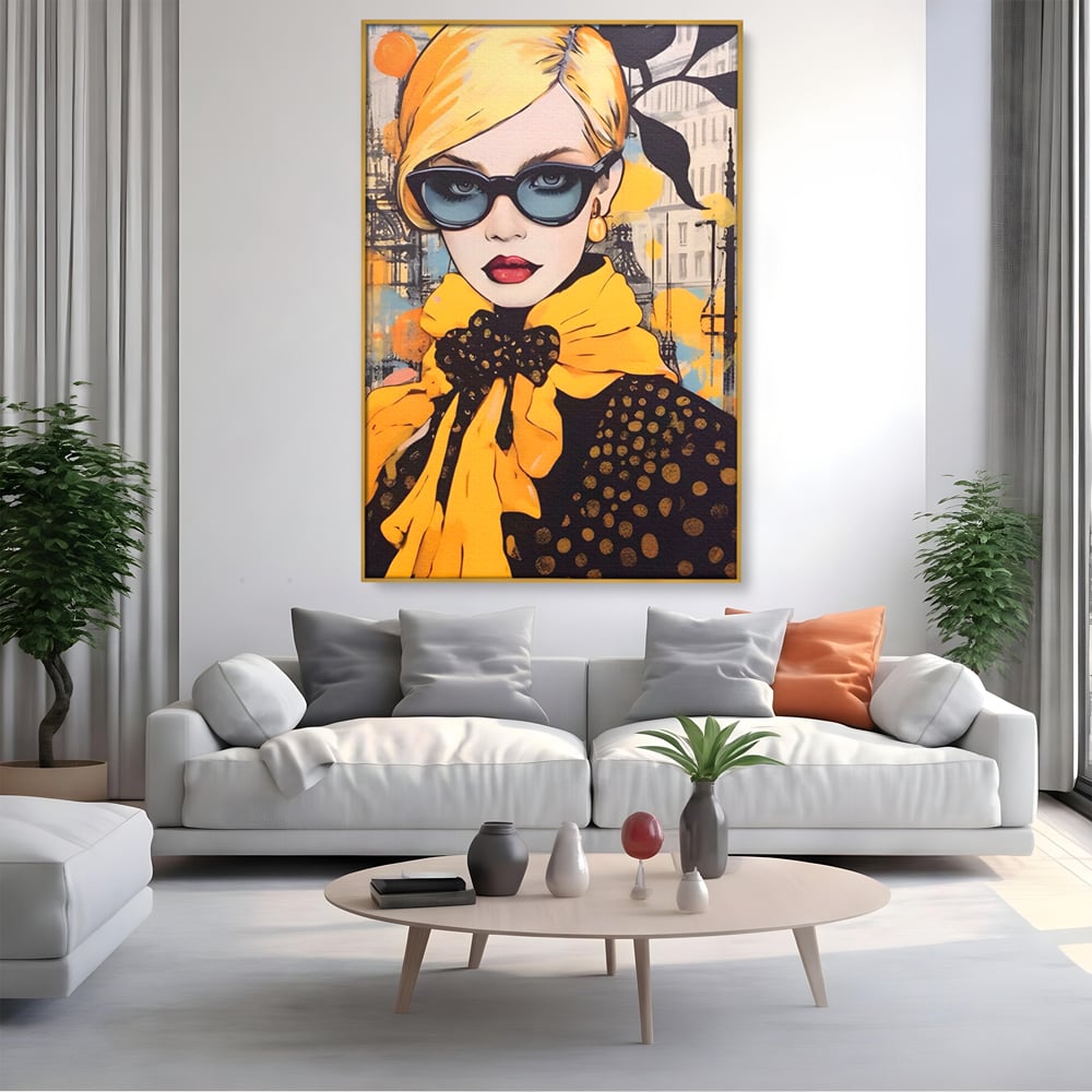 Tablou canvas cu tablou canvas cu portret de femeie blonda, in rama de aluminiu auriu, pe perete intr-un living