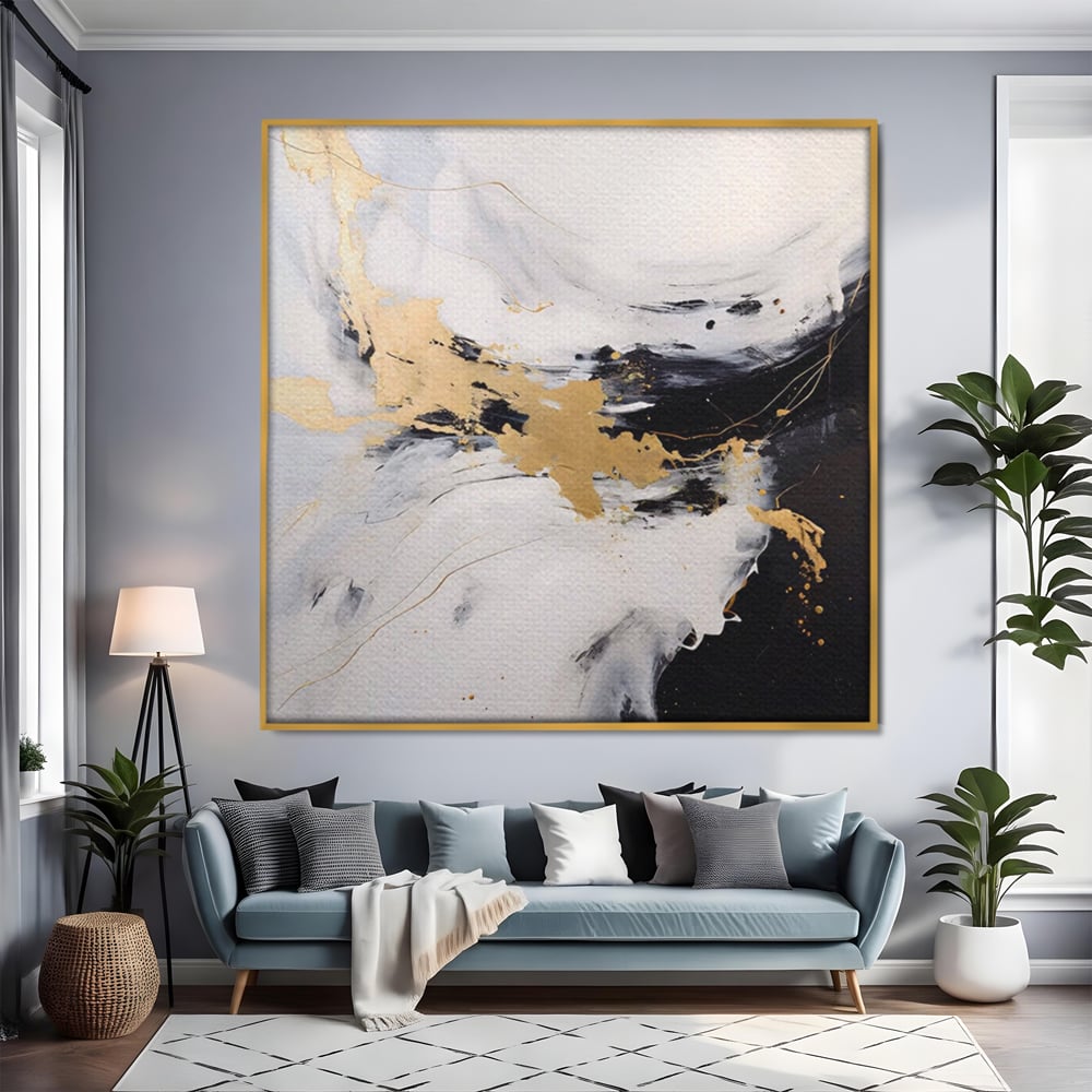 Tablou canvas cu tablou abstract cu insertii aurii, in rama de aluminiu auriu, pe perete intr-un living