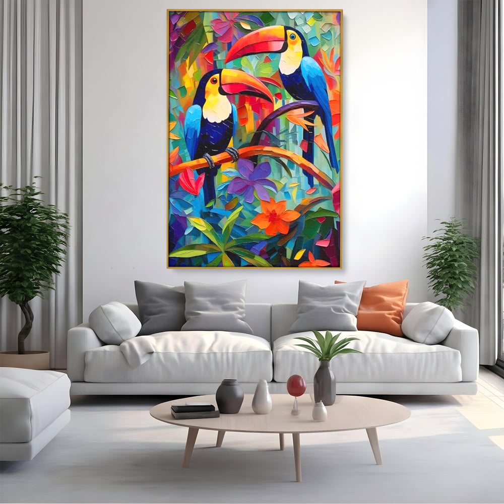 Tablou canvas cu tablou canvas cu tucani colorati, in rama de aluminiu auriu, pe perete intr-un living