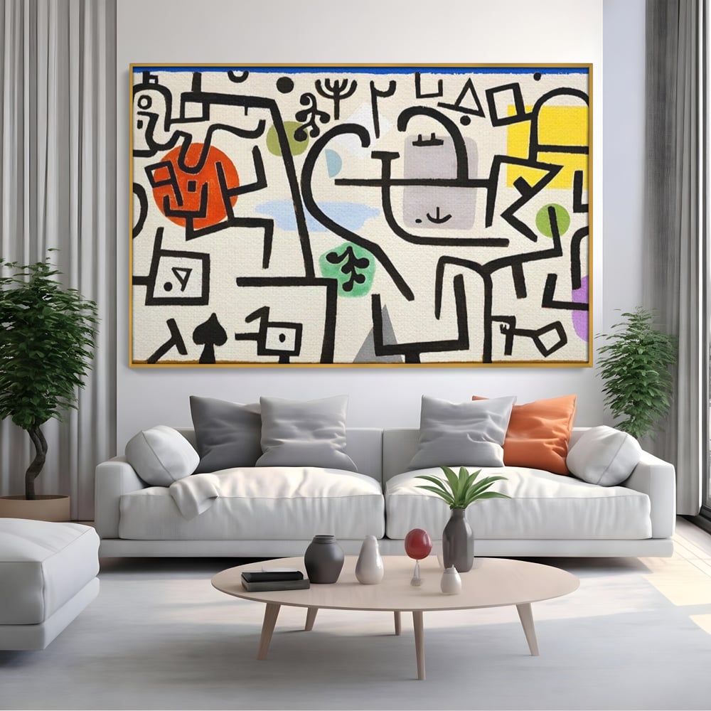 Tablou canvas cu pictura abstracta cu forme negre si pete colorate, in rama de aluminiu auriu, pe perete intr-un living