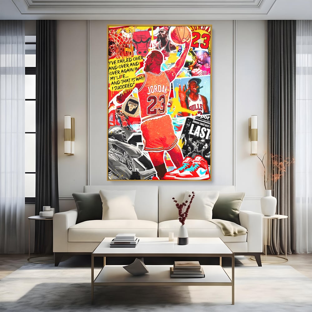 Tablou canvas cu tablou canvas cu michael jordan in actiune, in rama de aluminiu auriu, pe perete intr-un living