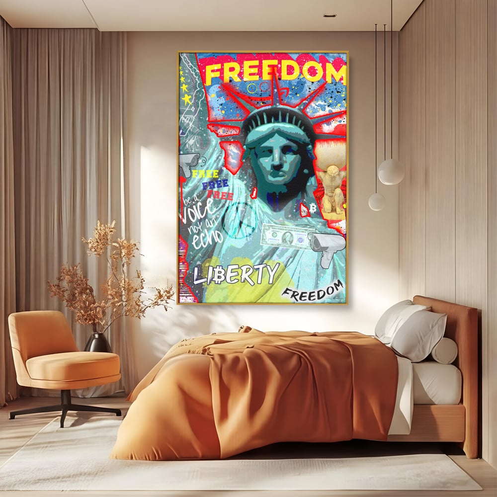 Tablou canvas cu tablou canvas cu statuia libertatii si graffiti, in rama de aluminiu auriu, pe perete intr-un dormitor