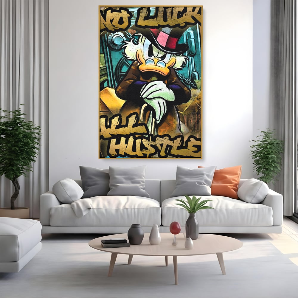Tablou canvas cu tablou canvas cu scrooge mcduck, in rama de aluminiu auriu, pe perete intr-un living