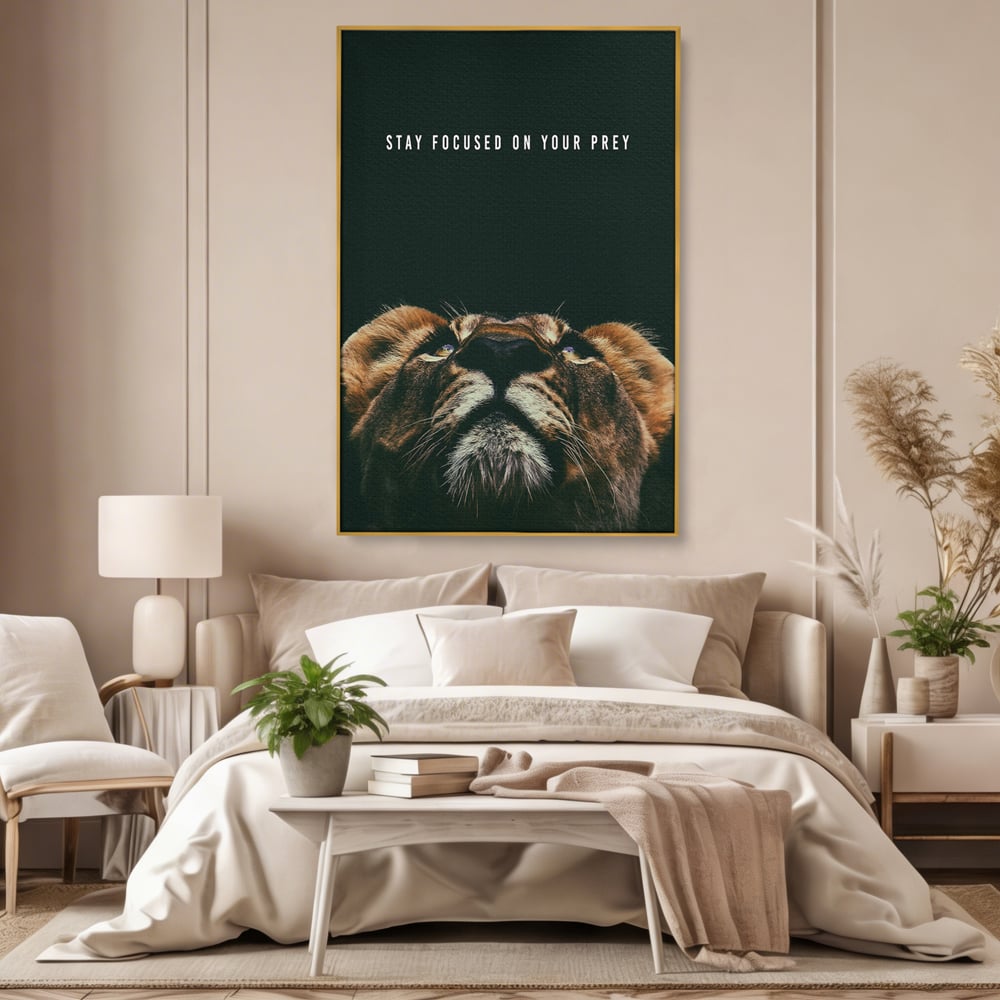 Tablou canvas cu tablou canvas cu leu si mesaj motivational, in rama de aluminiu auriu, pe perete intr-un dormitor