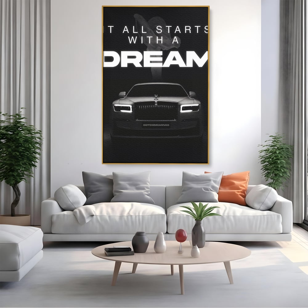 Tablou canvas cu tablou canvas cu masina rolls-royce, in rama de aluminiu auriu, pe perete intr-un living