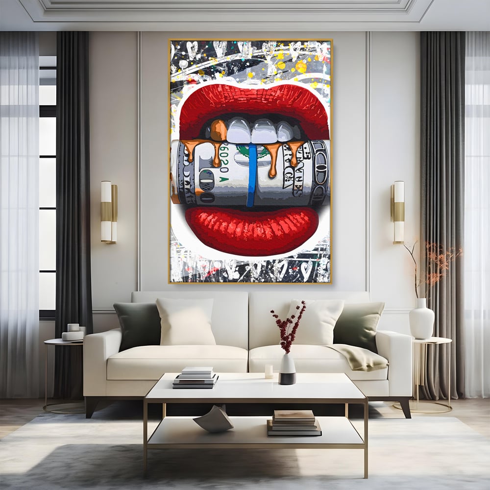 Tablou canvas cu ilustratie digitala buze rosii cu bani, in rama de aluminiu auriu, pe perete intr-un living