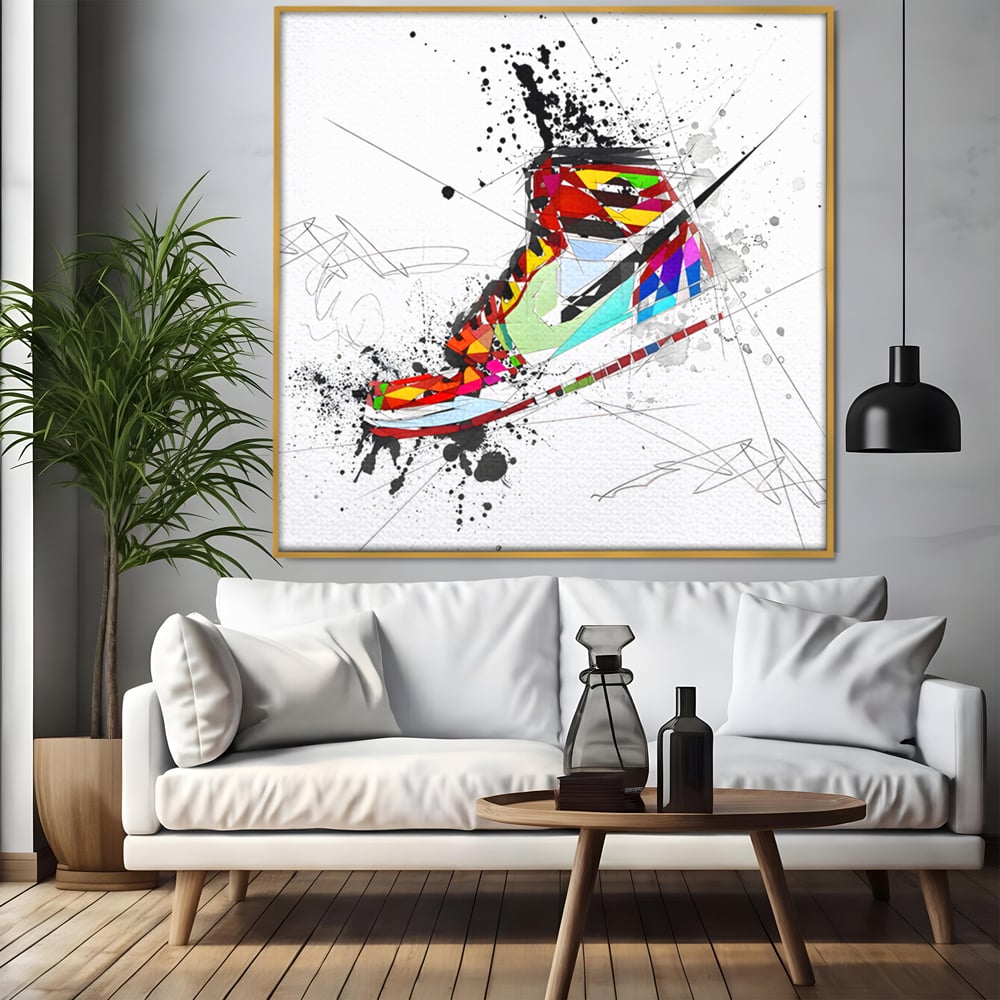 Tablou canvas cu tablou canvas cu adidasa geometric colorat, in rama de aluminiu auriu, pe perete intr-un living
