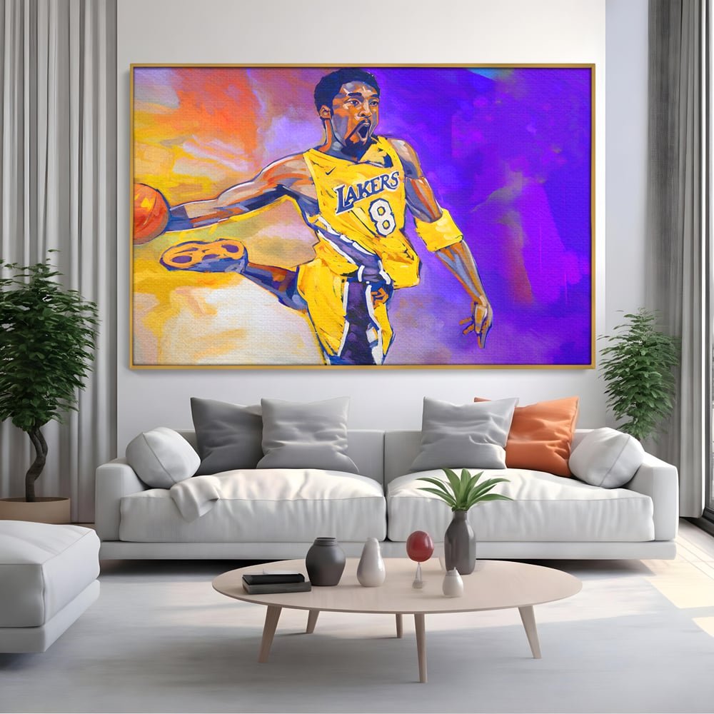 Tablou canvas cu pictura cu baschetbalistul kobe bryant, in rama de aluminiu auriu, pe perete intr-un living