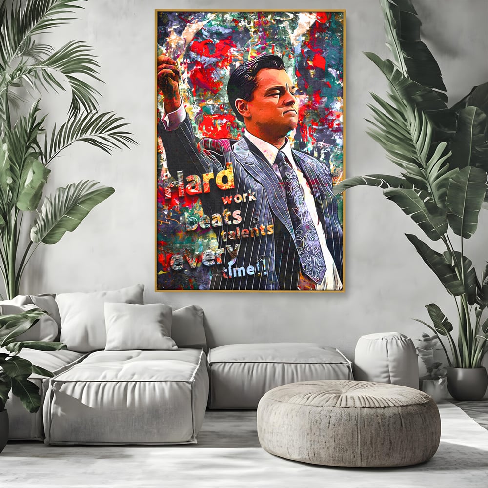 Tablou canvas cu tablou canvas cu leonardo dicaprio si mesaj motivational, in rama de aluminiu auriu, pe perete intr-un living