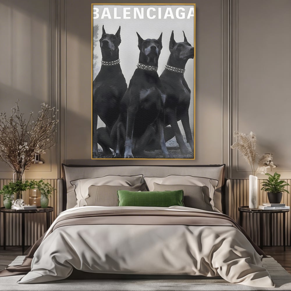 Tablou canvas cu tablou canvas cu trei dobermani, in rama de aluminiu auriu, pe perete intr-un dormitor