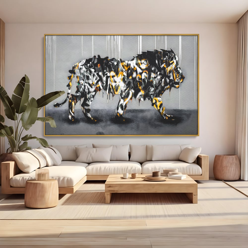 Tablou canvas cu tablou canvas cu leu in stil graffiti, in rama de aluminiu auriu, pe perete intr-un living