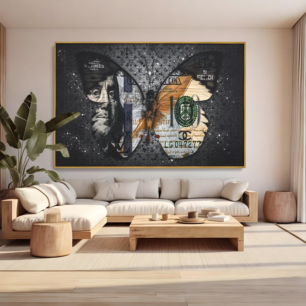 Tablou canvas cu tablou canvas cu fluture din bani, in rama de aluminiu auriu, pe perete intr-un living
