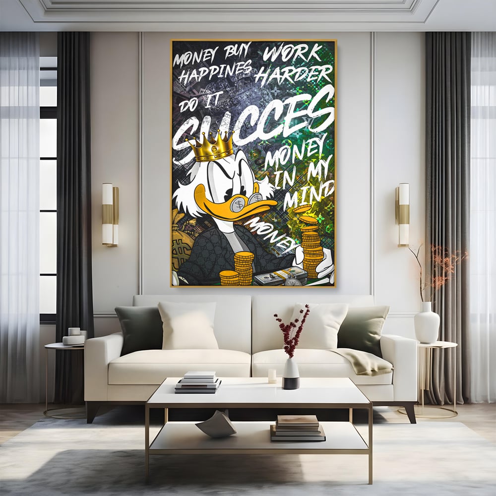 Tablou canvas cu tablou canvas cu rata stilizata si bani, in rama de aluminiu auriu, pe perete intr-un living