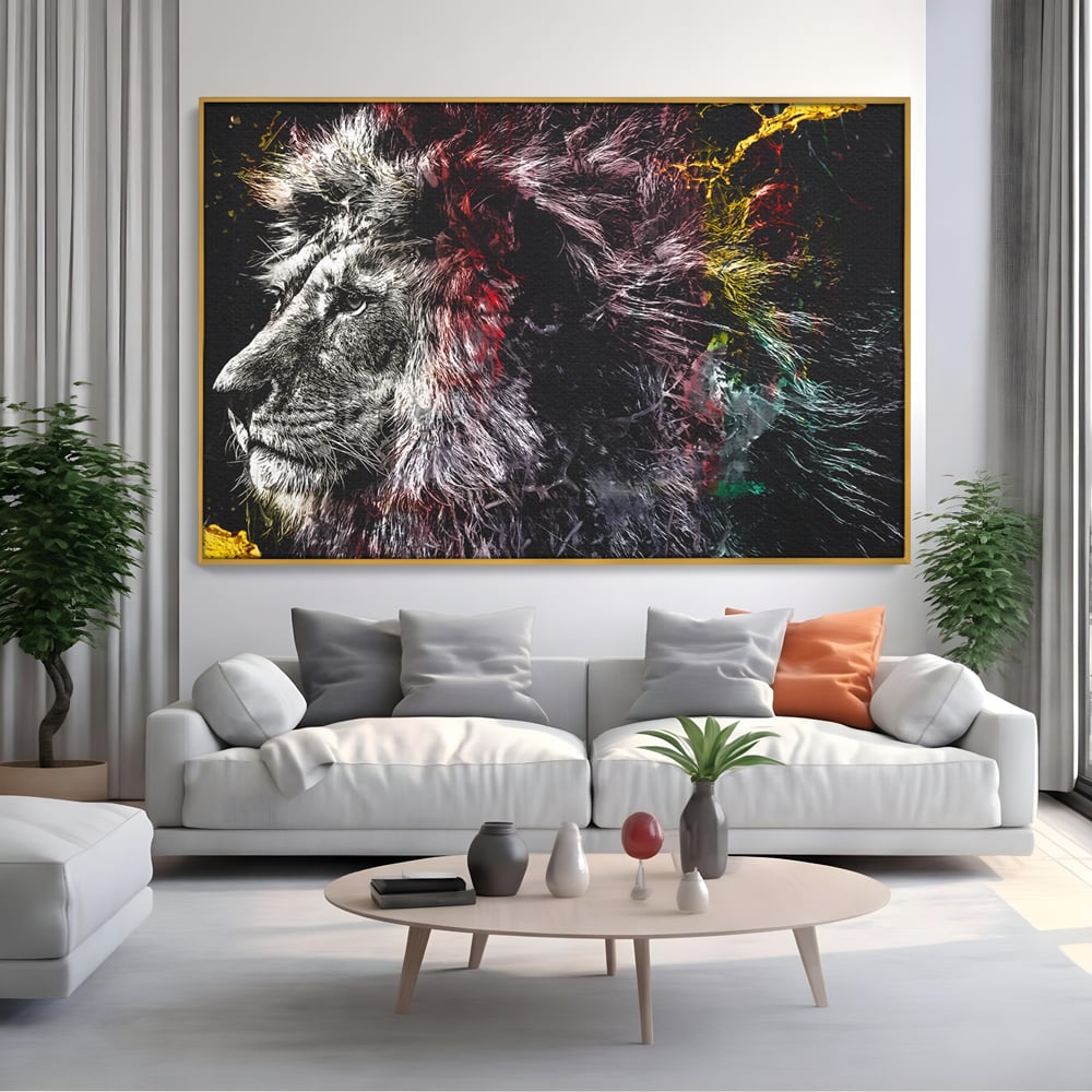 Tablou canvas cu ilustratie digitala cu profil de leu, in rama de aluminiu auriu, pe perete intr-un living