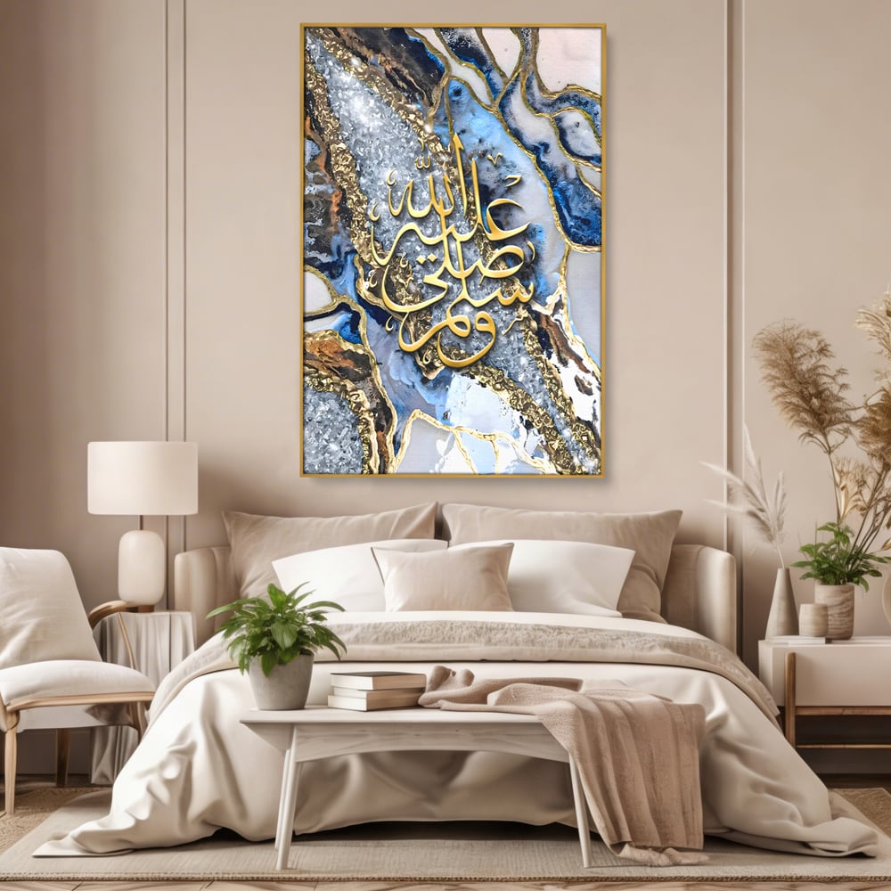 Tablou canvas cu tablou canvas cu litere arabe si efect de geoda, in rama de aluminiu auriu, pe perete intr-un dormitor
