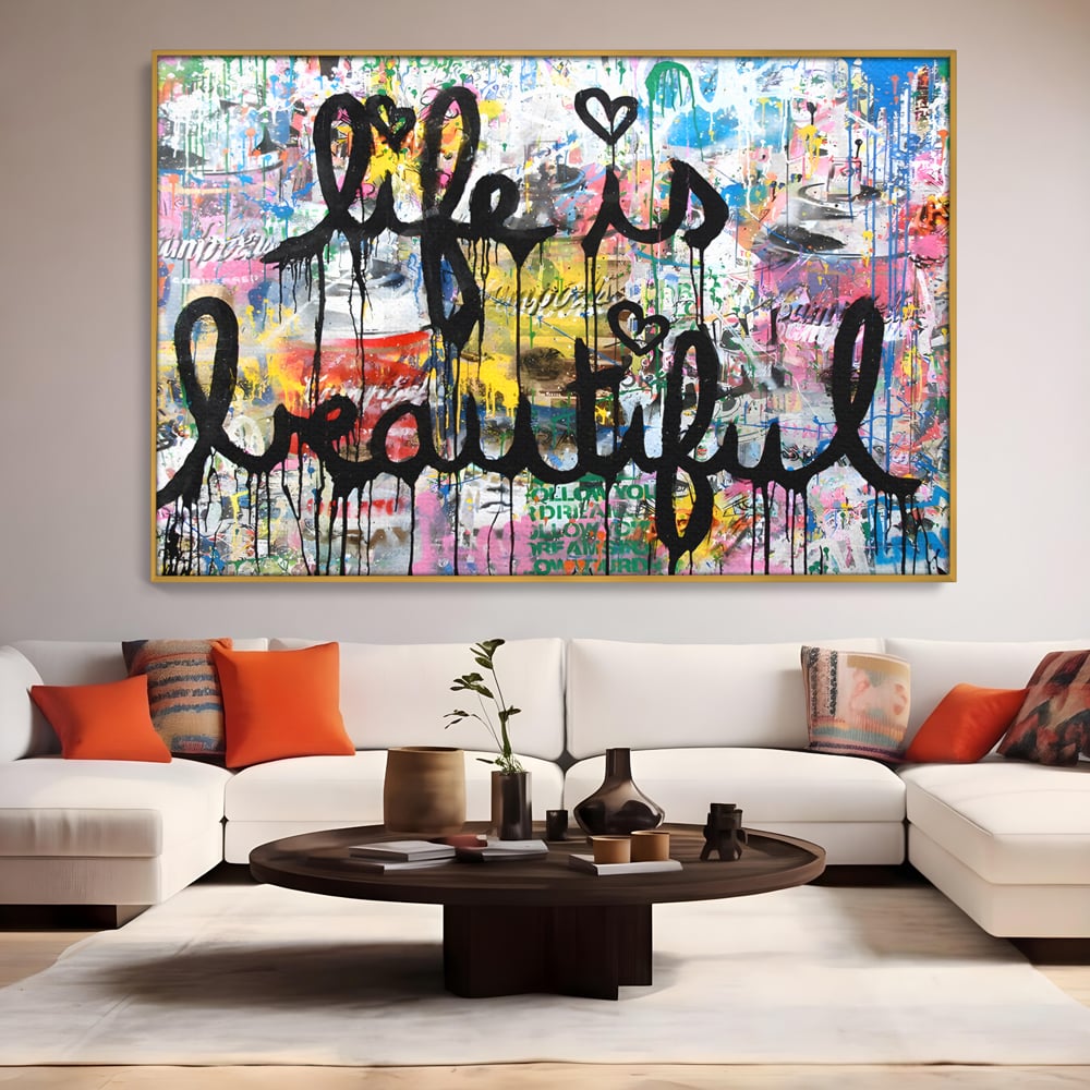 Tablou canvas cu tablou canvas cu graffiti motivational, in rama de aluminiu auriu, pe perete intr-un living