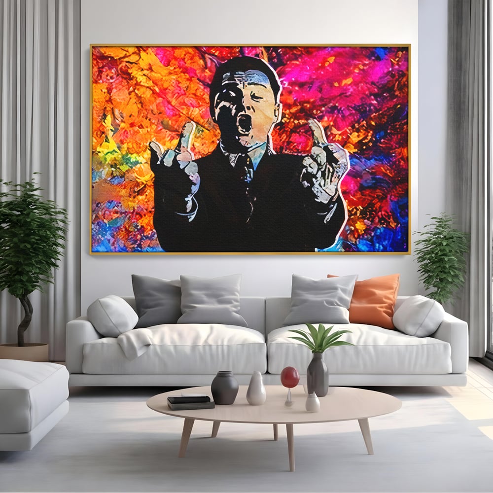Tablou canvas cu tablou canvas cu leonardo dicaprio pop art, in rama de aluminiu auriu, pe perete intr-un living