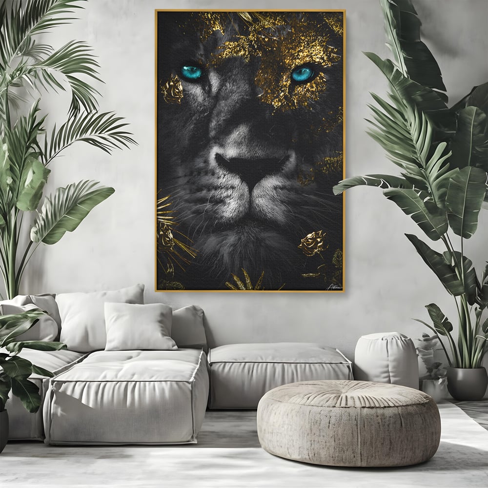 Tablou canvas cu tablou canvas cu leu si ochi albastri, in rama de aluminiu auriu, pe perete intr-un living