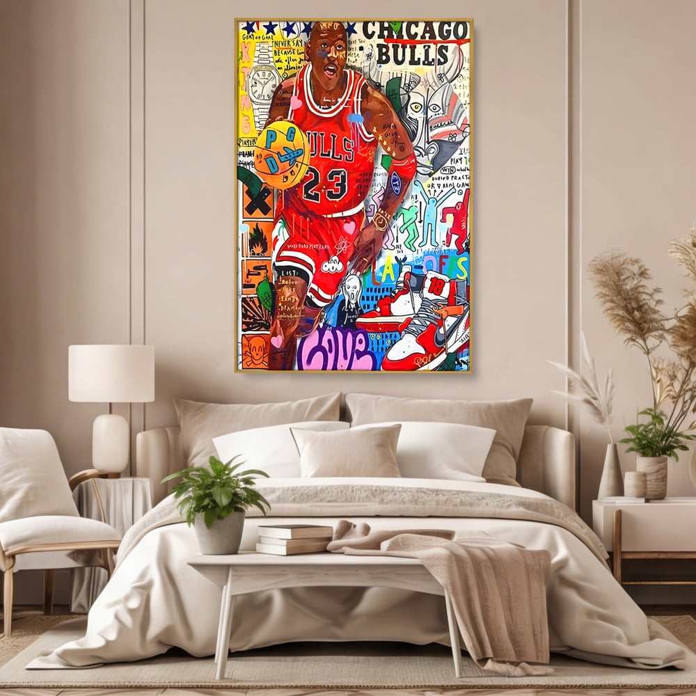 Tablou canvas cu tablou canvas cu michael jordan in stil graffiti, in rama de aluminiu auriu, pe perete intr-un dormitor