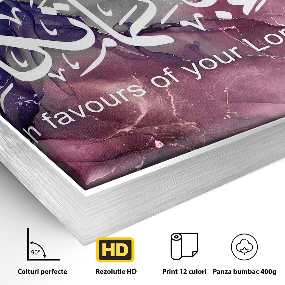 Detaliu al suprafetei: tablou canvas cu caligrafie araba, in rama de aluminiu argintiu