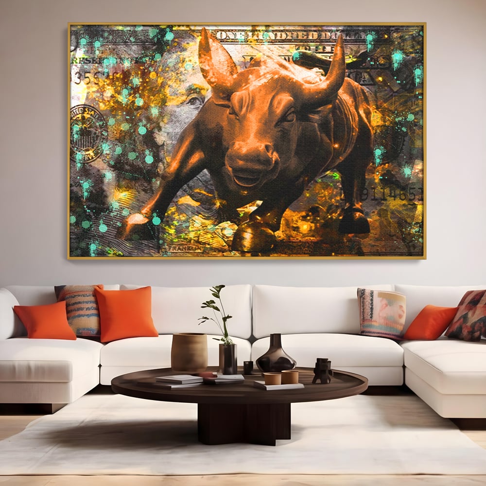 Tablou canvas cu tablou canvas cu taur si dolar, in rama de aluminiu auriu, pe perete intr-un living