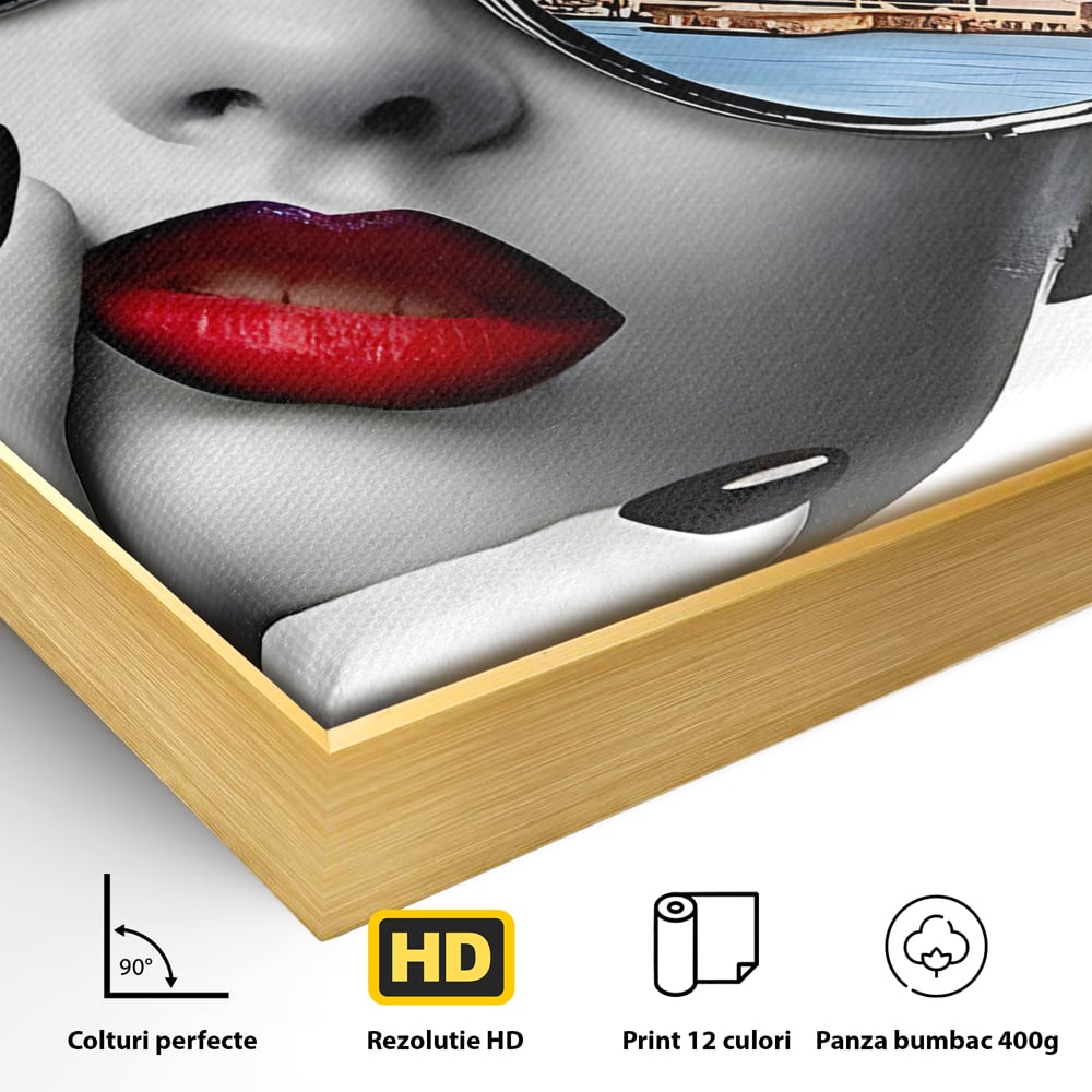 Detaliu al suprafetei: tablou canvas cu portret femeie ochelari, in rama de aluminiu auriu