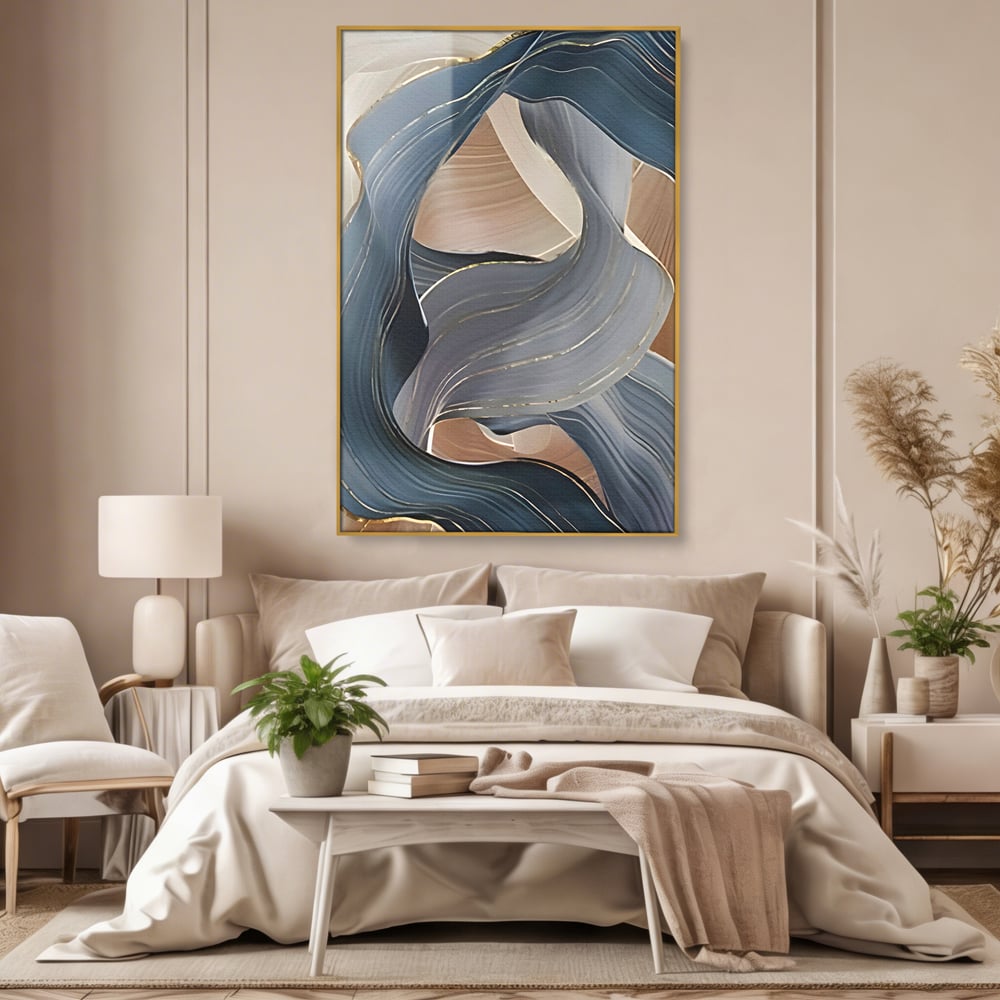 Tablou canvas cu pictura abstracta cu valuri ondulate, in rama de aluminiu auriu, pe perete intr-un dormitor