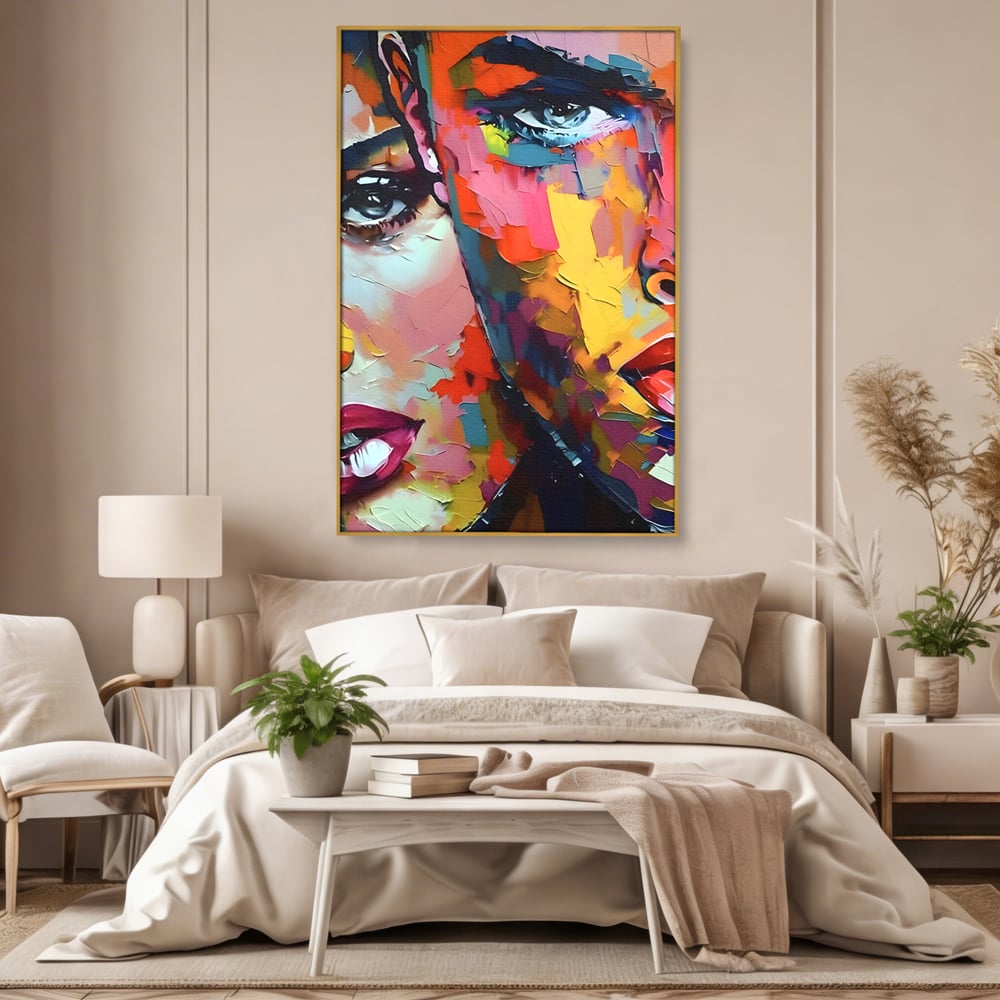 Tablou canvas cu tablou canvas cu chipuri in culori vibrante, in rama de aluminiu auriu, pe perete intr-un dormitor