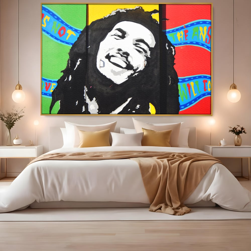 Tablou canvas cu tablou pictat cu portretul lui bob marley, in rama de aluminiu auriu, pe perete intr-un dormitor