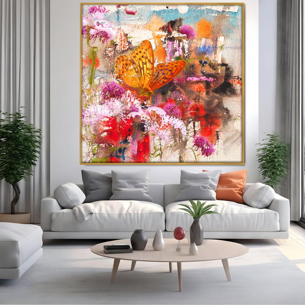 Tablou canvas cu tablou canvas cu fluture si flori, in rama de aluminiu auriu, pe perete intr-un living