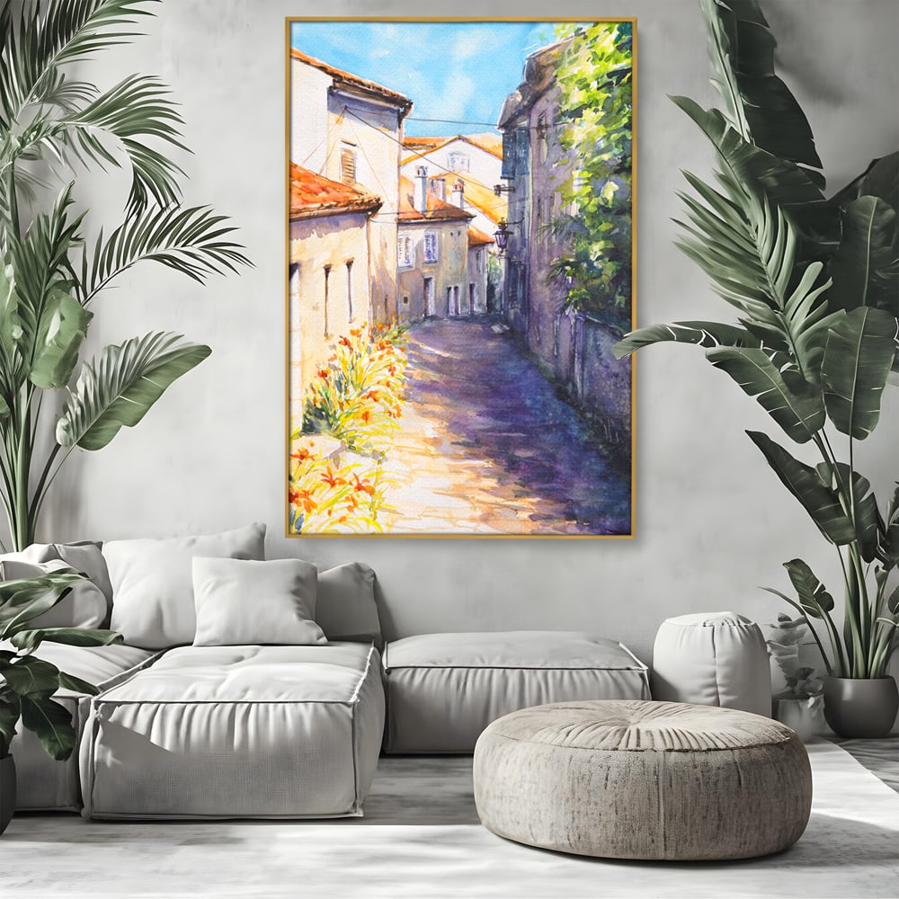 Tablou canvas cu pictura acuarela straduta insorita, in rama de aluminiu auriu, pe perete intr-un living
