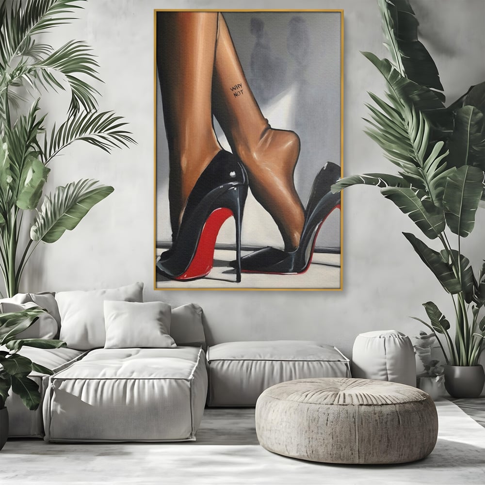 Tablou canvas cu ilustratie cu picioare si pantofi eleganti, in rama de aluminiu auriu, pe perete intr-un living