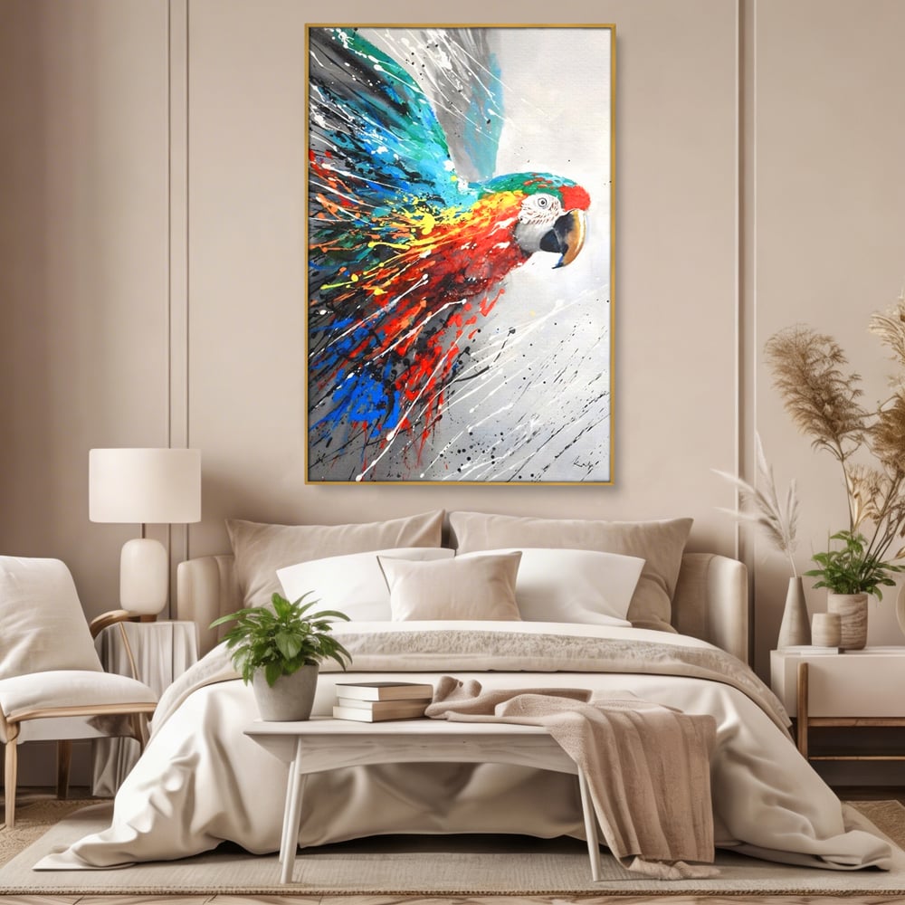 Tablou canvas cu tablou canvas cu papagal colorat, in rama de aluminiu auriu, pe perete intr-un dormitor